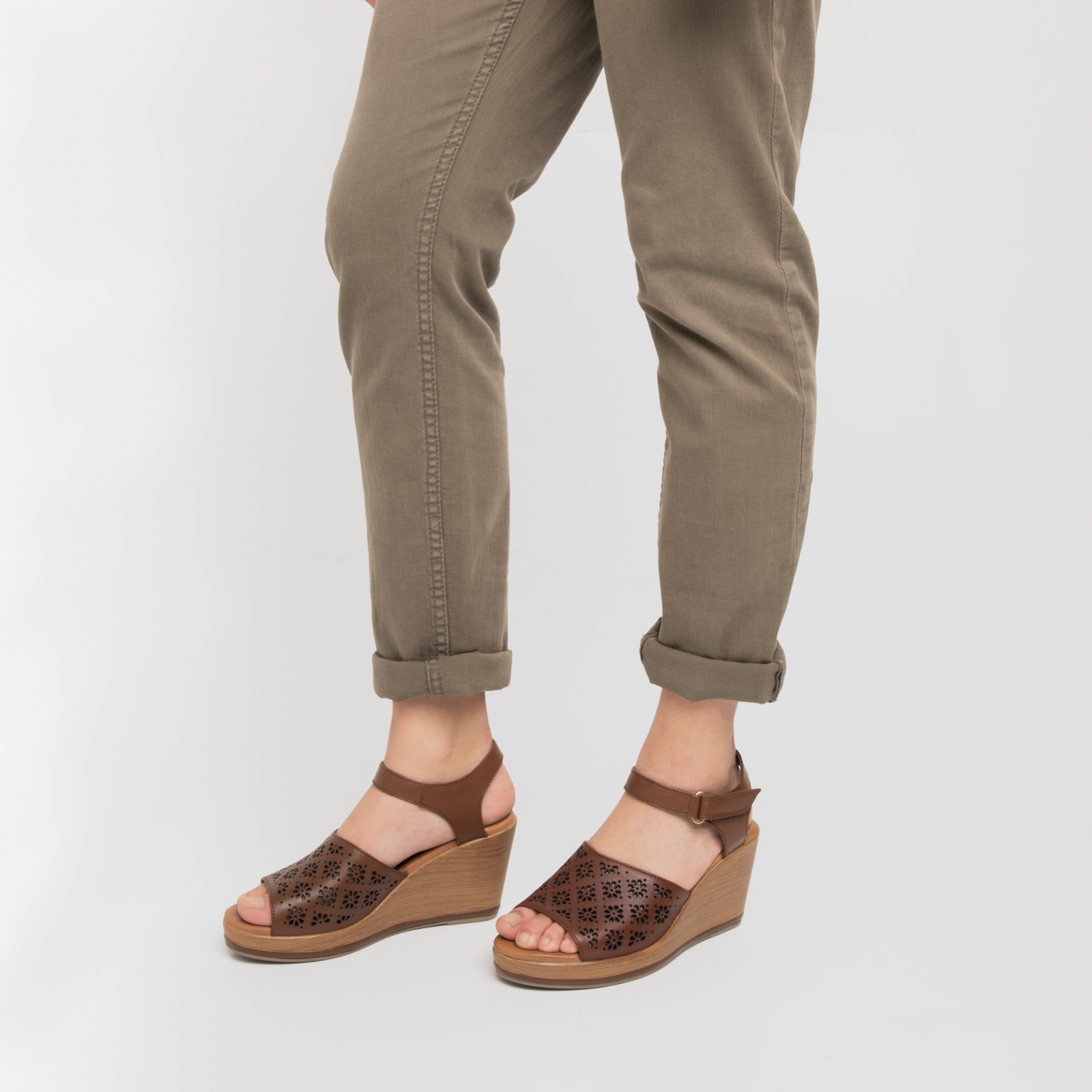 Sandalia Urbana Flexi Con Perforados Decorativos Para Mujer - Estilo 100707 Brown