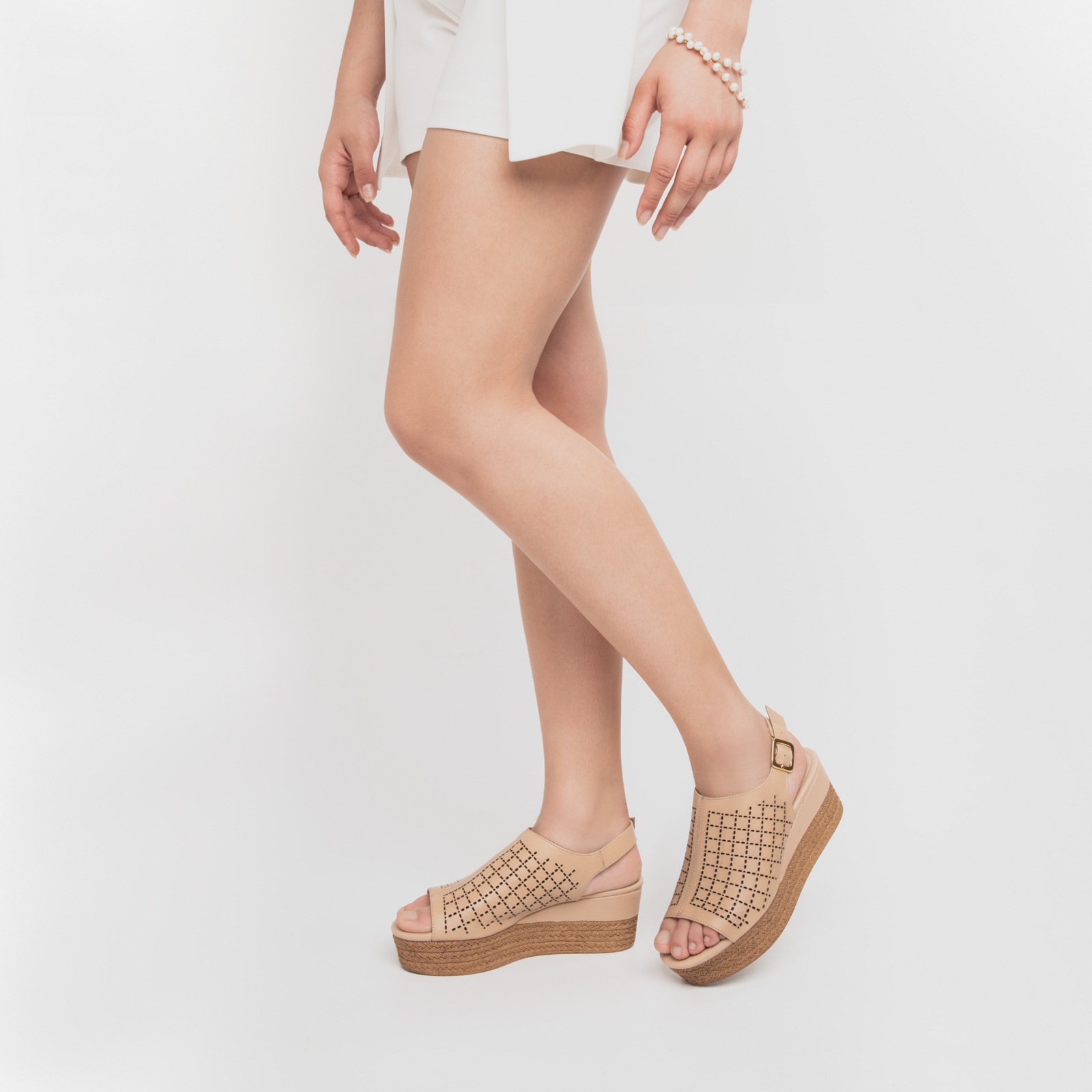 Sandalia Casual Flexi Con Perforado Láser Para Mujer - Estilo 103102 Beige