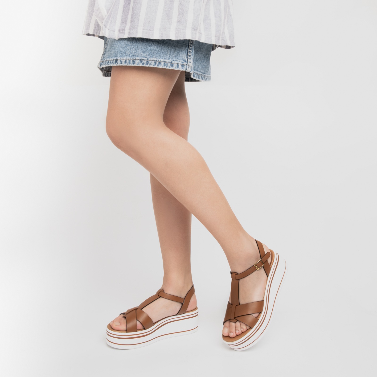 Sandalia Urbana Flexi Con Plataforma Blanca Rayada Para Mujer - Estilo 103301 Café